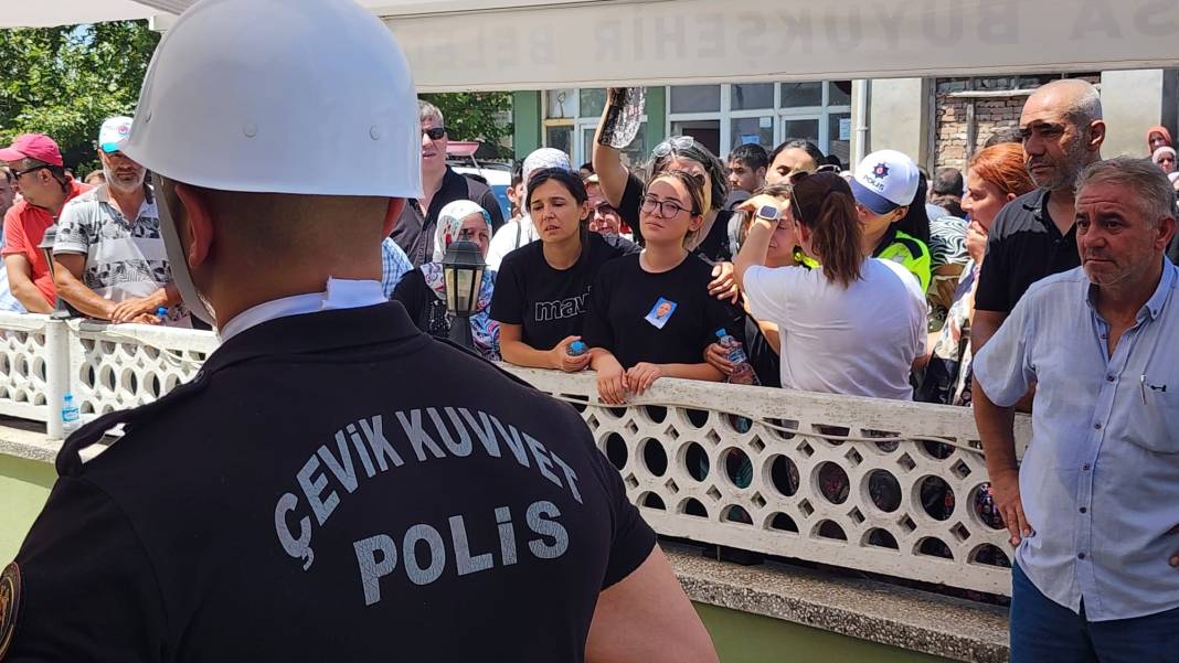 Feci kazada ölen polis Şükrü Kahyaoğlu ve ailesine son görev 12